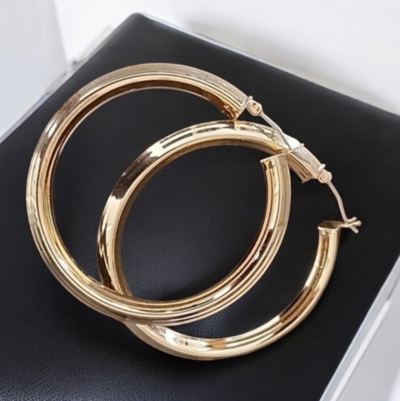 GUESS Large Gold Hoops Hoop Earrings 2" Hip Hop Y2K Vibe Polished - Picture 9 of 11